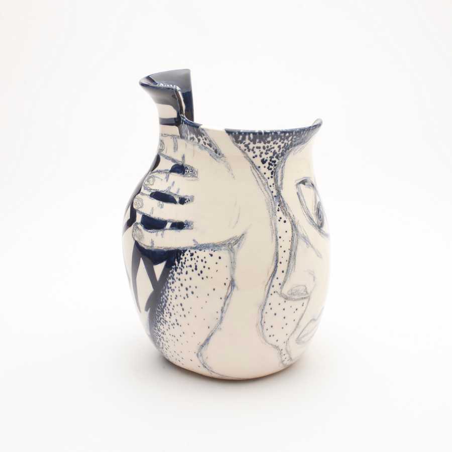 functional/sculpturalware/001-held/01 - image - 2